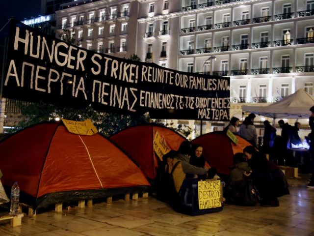 Πρόσφυγες ξεκίνησαν απεργία πείνας στην πλατεία Συντάγματος