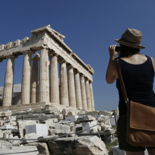 Είσαι μαθητής εντός ΕΕ σε διακοπές στην Αθήνα; Μπαίνεις δωρεάν στην Ακρόπολη. Είσαι μαθητής αλβανικής καταγωγής;  Πληρώνεις.