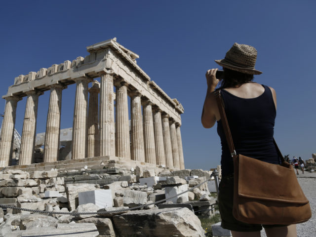 Ο κάθε ξένος επισκέπτης δαπάνησε 435 ευρώ κατά μέσο όρο στην Ελλάδα σε διάρκεια παραμονής 6,5 ημερών, σύμφωνα με τον ΣΕΤΕ
