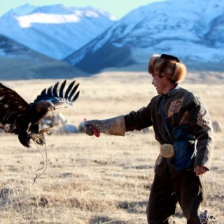 Ο Κιργκιζένος κυνηγός πουλιών Aytbek Sulaymanbekov εκπαιδεύεται με ένα χρυσό αετό στο χωριό Turasuu στην Κιργιζία