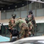 Ζιμπάμπουε: Ο Μουγκάμπε ανθίσταται στις πιέσεις του στρατού να φύγει από τη χώρα. Ο επικεφαλής της αντιπολίτευσης επέστρεψε στη Χαράρε