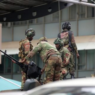 Ζιμπάμπουε: Ο Μουγκάμπε ανθίσταται στις πιέσεις του στρατού να φύγει από τη χώρα. Ο επικεφαλής της αντιπολίτευσης επέστρεψε στη Χαράρε