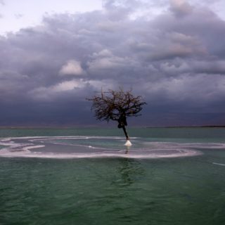 Χειμερινός καιρός στη Νεκρά Θάλασσα στο Ισραήλ