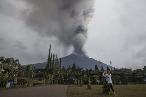 Ινδονησία: Χιλιάδες τουρίστες εγκαταλείπουν το Μπαλί εξαιτίας ηφαιστείου που «ξύπνησε»