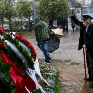 Η συγκινητική φωτογραφία του Μανώλη Γλέζου από το Πολυτεχνείο