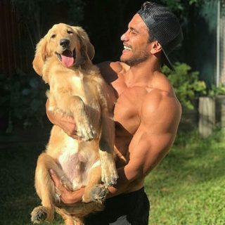 436.000 ακόλουθοι παρακολουθούν ωραίους άντρες να χαϊδεύουν τα σκυλάκια τους