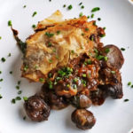 Σήμερα θα φτιάξετε πίτα με καραμελωμένα μανιτάρια και σπανάκι! [ΒΙΝΤΕΟ]