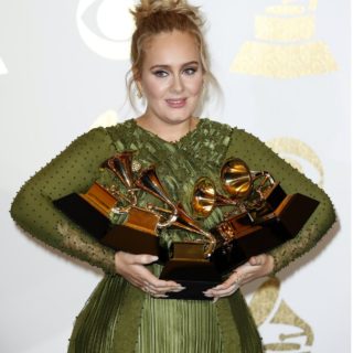 Η Αντέλ «πέταξε» 1 εκατ. λίρες