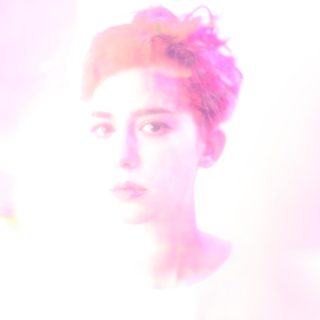 Στο νέο δίσκο της May Roosevelt το κορίτσι απομακρύνεται από το θέρεμιν, αλλά όχι και το θέρεμιν από το κόριτσι…