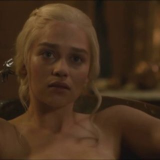 Η Εμίλια Κλαρκ έχει βαρεθεί να την ρωτάνε για τις γυμνές σκηνές της