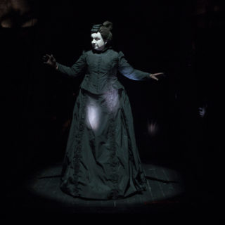 Άννα Κοκκίνου: «Ανάμεσα στο μεταφυσικό και στο πραγματικό συναντά κανείς τον καλλιτέχνη»