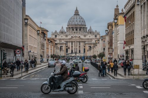 Ιταλία: Εκπομπή του ομίλου Μπερλουσκόνι καταγγέλλει σεξουαλικές παρενοχλήσεις σε βάρος εφήβων ιερατικής σχολής, στο εσωτερικό του Βατικανού