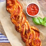 Πίτσα πλεξούδα; Κι όμως υπάρχει και τώρα μπορείτε να την φτιάξετε κι εσείς (βίντεο)