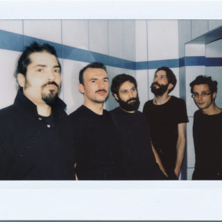 Οι τεφλόν συνθέτουν ατμοσφαιρικά post-rock «Κομμάτια από τα Ερείπια»