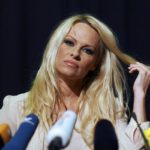 Η Πάμελα Άντερσον ζητά από τον Ντόναλντ Τραμπ να απονείμει χάρη στον Τζούλιαν Ασάνζ