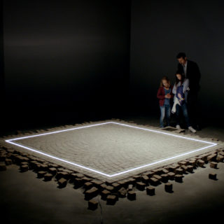 Η Popaganda και η Feelgood σας κάνουν δώρο 3 υπογεγραμμένα εικαστικά της ταινίας «Το Τετράγωνο» από τον σκηνοθέτη Ρούμπεν Έστλουντ