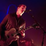 ΗΠΑ: Ο Josh Homme, των Eagles of Death Metal, ζήτησε συγγνώμη από μια φωτογράφο επειδή την κλώτσησε στο κεφάλι