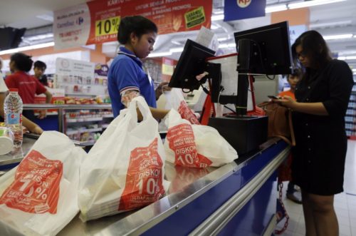 Οι τσάντες πολλαπλών χρήσεων κερδίζουν έδαφος στις αγορές των καταναλωτών έναντι της χρεώσιμης πλαστικής σακούλας