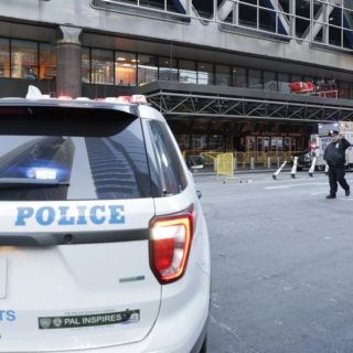 Η Νέα Υόρκη θα αποζημιώσει τρεις γυναίκες που αναγκάστηκαν από αστυνομικούς να σηκώσουν την μαντίλα