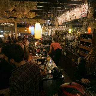 Ένα Πειραιώτικο Βράδυ Με Παραισθήσεις Στο Καφέ των Αισθήσεων