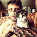 Όμορφα αγόρια αναδεικνύουν τη γλυκιά πλευρά της ζωής αγκαλιά με τις γατούλες τους