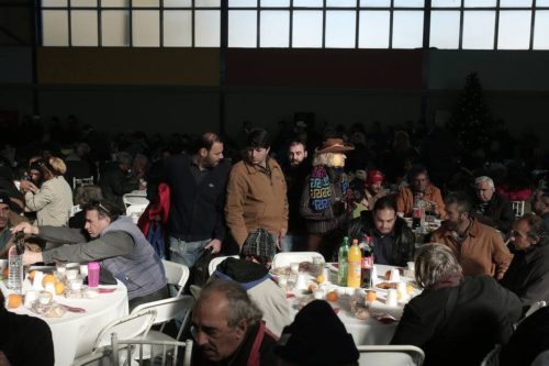 Ένα χριστουγεννιάτικο δείπνο αγάπης περιμένει τους άστεγους της Αθήνας