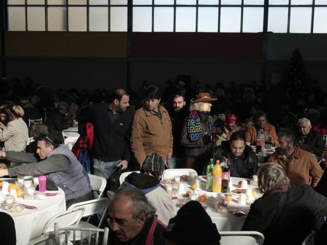 Ένα χριστουγεννιάτικο δείπνο αγάπης περιμένει τους άστεγους της Αθήνας