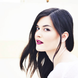 Η Αλεξάνδρα Κόνιακ μας συστήνει το πρώτο της ολοκληρωμένο album