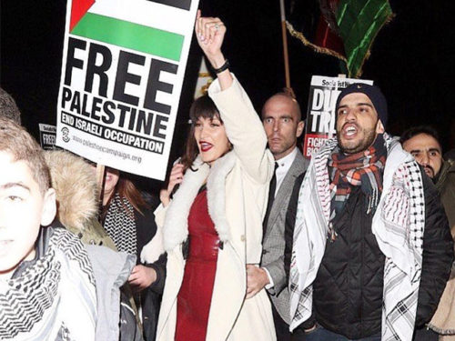 H Μπέλα Χαντίντ σε πορεία υπέρ της Παλαιστίνης
