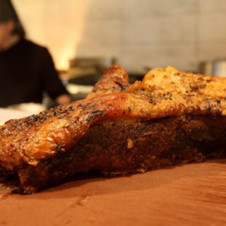 Στο Beef Briskers σιγοψήνουν το κρέας για δέκα ώρες, πριν φτάσει στο πιάτο σας