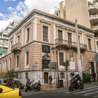 Στη γωνία Αγίου Κωνσταντίνου και Μενάνδρου, ένα νεοκλασικό κτίριο κρύβει θησαυρούς της χαρτογραφίας και του θεάτρου