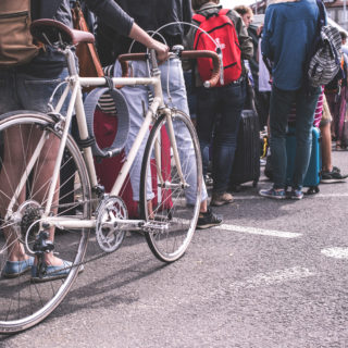 Όσοι αλλάζουν ουρά καταλήγουν να περιμένουν περισσότερο, σύμφωνα με νέα έρευνα