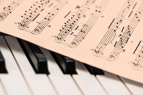 Το παγκόσμιο ρεκόρ στην ταυτόχρονη αναπαραγωγή μουσικής από ένα πιάνο κατέρριψαν 20 μαθητές στη Βοσνία – Ερζεγοβίνη