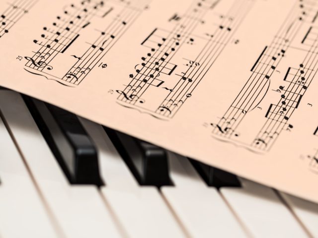 Το παγκόσμιο ρεκόρ στην ταυτόχρονη αναπαραγωγή μουσικής από ένα πιάνο κατέρριψαν 20 μαθητές στη Βοσνία – Ερζεγοβίνη