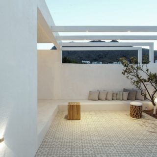 Όταν ένας από τα γνωστότερους πίνακες του 19ου αιώνα ενέπνευσε μια νέα αρχιτέκτονα, δημιουργήθηκε αυτή η αυλή στη Σέριφο