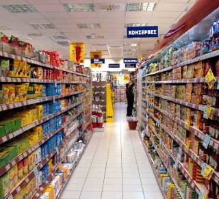 Αυτοκίνητο «εισέβαλε» σε σούπερ μάρκετ στον Πολύγυρο Χαλκιδικής τραυματίζοντας μία γυναίκα