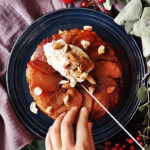 Μηλόπιτα με κανέλα και κρασί. Ένα κομμάτι δεν θα σας είναι αρκετό [ΒΙΝΤΕΟ]