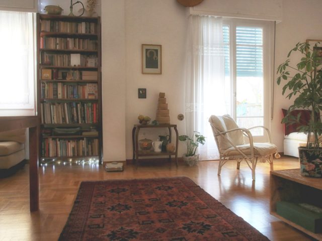 Ένα διαμέρισμα του ’60 στο κέντρο της Αθήνας ανακαινίστηκε και αφηγείται ιστορίες μιας οικογένειας