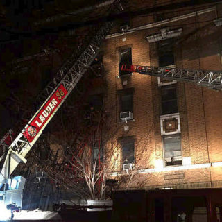 Τουλάχιστον 12 νεκροί από πυρκαγιά σε πολυκατοικία στο Μπρονξ της Νέας Υόρκης