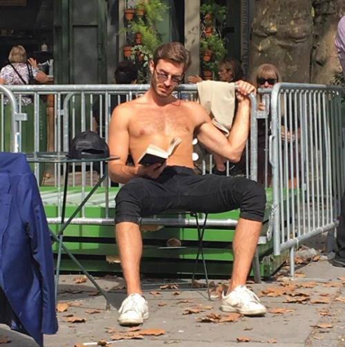 Σχεδόν γυμνοί άντρες διαβάζουν στο … instagram