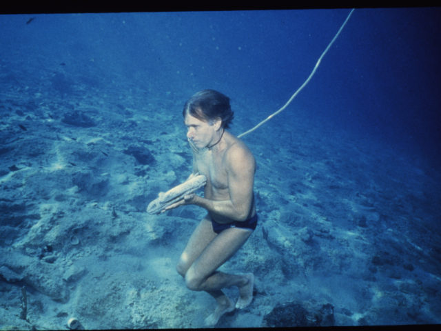 Στη Σύμη, πριν από περίπου πενήντα χρόνια ξεκίνησε η περιπέτεια που κατέληξε στο «Απέραντο Γαλάζιο»