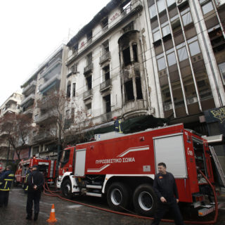 Δικογραφία σε βάρος της 35χρονης μητέρας του παιδιού που βρέθηκε μόνο στην πυρκαγιά στην Πλατεία Αττικής