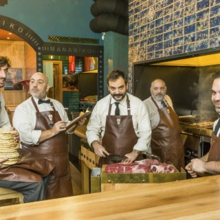 Hoocut: Εκεί που τυλίγουν σουβλάκια οι πέντε σεφ της Cookoovaya