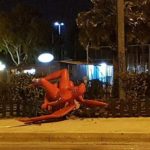 Άγνωστοι ρίξανε το άγαλμα του Phylax στο Παλαιό Φάληρο