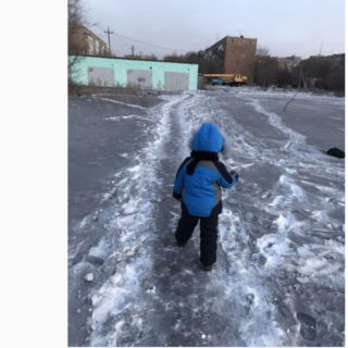 Από μαύρο χιόνι έχει καλυφθεί κωμόπολη στο Καζακστάν [ΕΙΚΟΝΕΣ, ΒΙΝΤΕΟ]