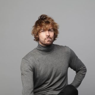 Ο Γιάννης Κουκουράκης πετάει πρόβειο γιαούρτι -αυτό με την πέτσα- στους μαϊντανούς της τηλεόρασης