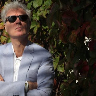 Ακούστε τον David Byrne να τραγουδάει το Heroes του David Bowie [ΒΙΝΤΕΟ]