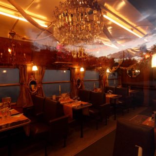 Το Τρένο στο Ρουφ: Το «αθηναϊκό Οριάν Εξπρές» έκλεισε 20 χρόνια που μπορείς να απολαύσεις θέατρο, ποτό ή φαγητό σε ένα βαγόνι…