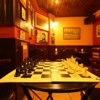 Rue de Marseille, το μπαρ που χαμηλώνει η μουσική κι απαγγέλουν Μαγιακόφσκι…