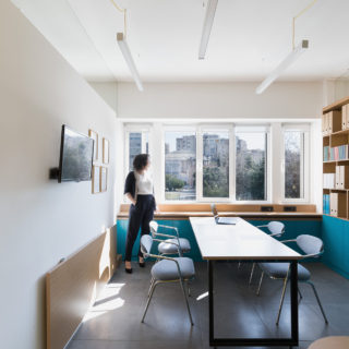 Οι Taf architects σχεδίασαν ένα διαφορετικό δικηγορικό γραφείο με θέα στην Πλατεία Κλαυθμώνος